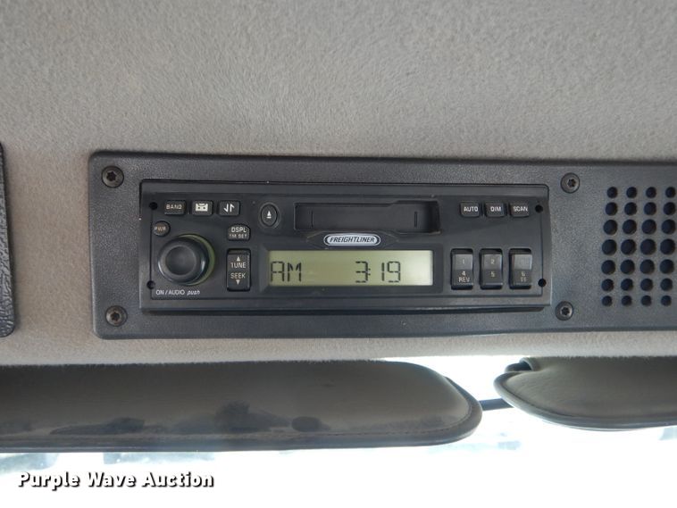 image for item GO9666 2003 Freightliner FL70  truck cab and chassis