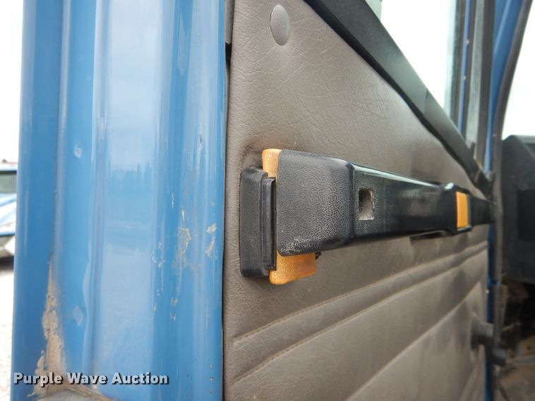 image for item GO9666 2003 Freightliner FL70  truck cab and chassis