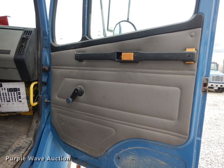 image for item GO9666 2003 Freightliner FL70  truck cab and chassis