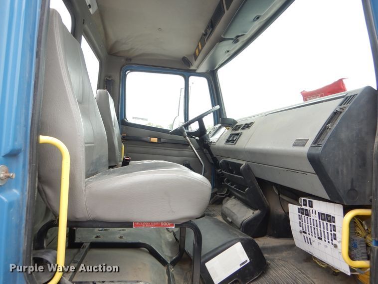 image for item GO9666 2003 Freightliner FL70  truck cab and chassis