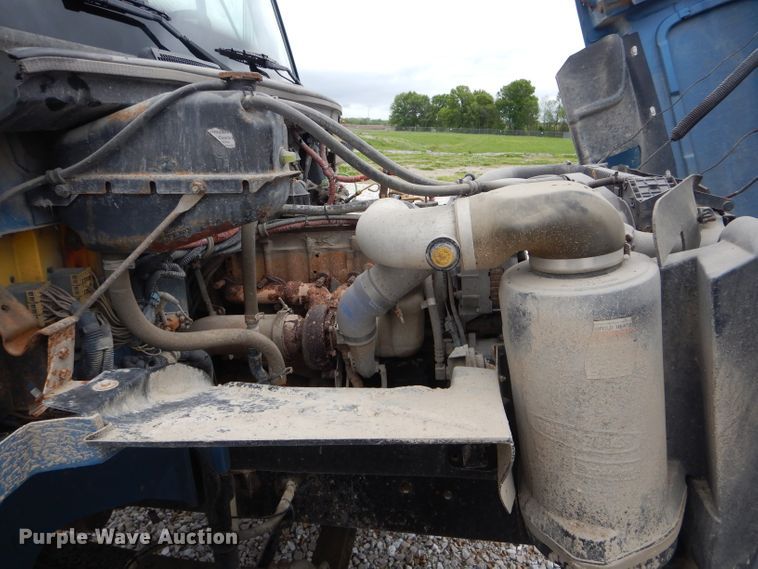 image for item GO9666 2003 Freightliner FL70  truck cab and chassis