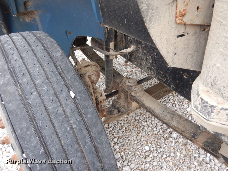 image for item GO9666 2003 Freightliner FL70  truck cab and chassis