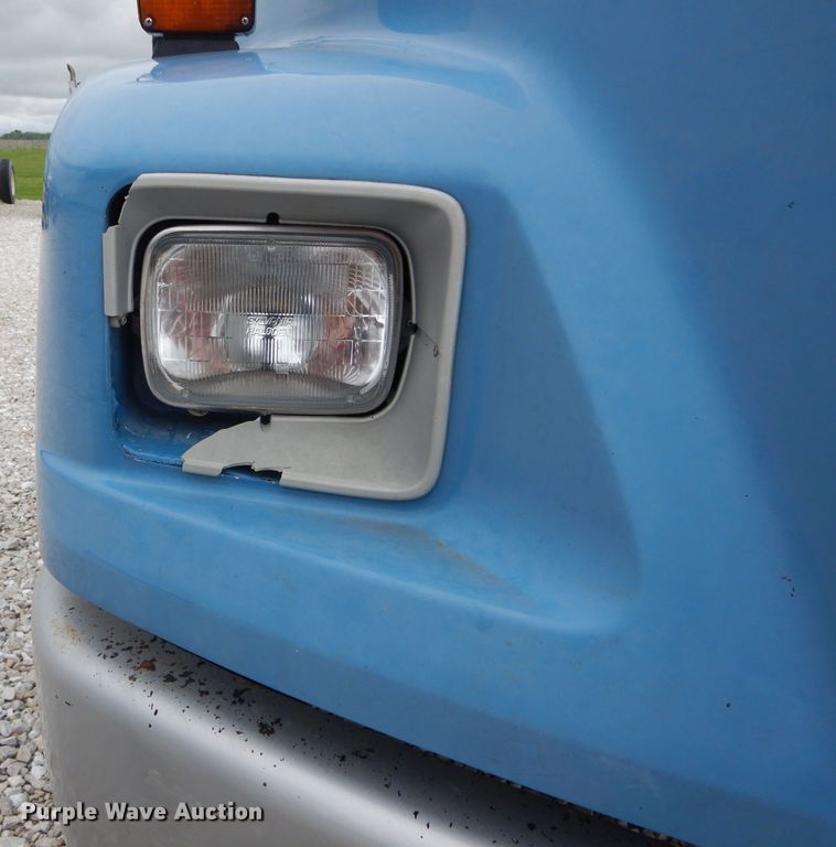 image for item GO9666 2003 Freightliner FL70  truck cab and chassis