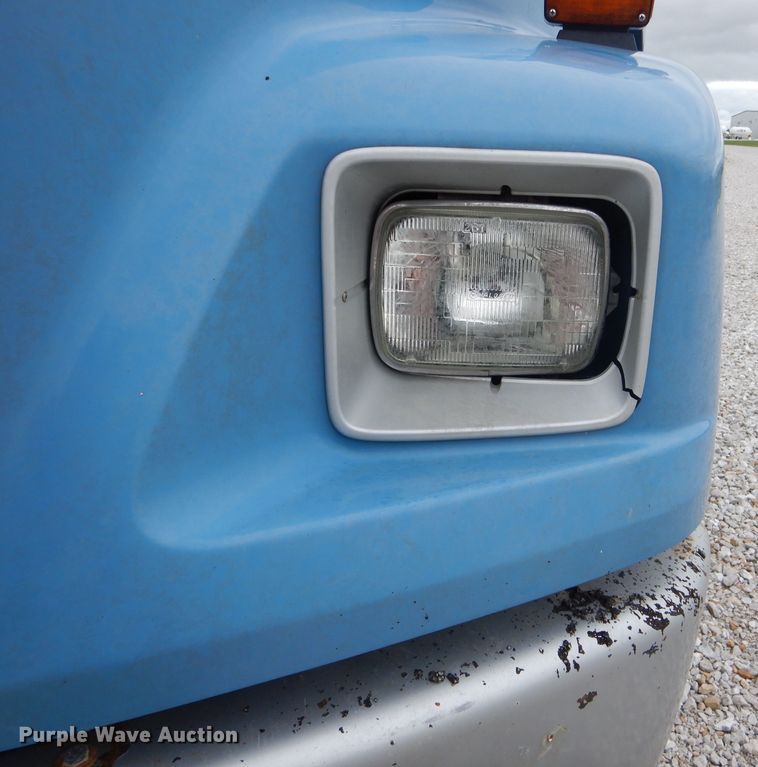 image for item GO9666 2003 Freightliner FL70  truck cab and chassis