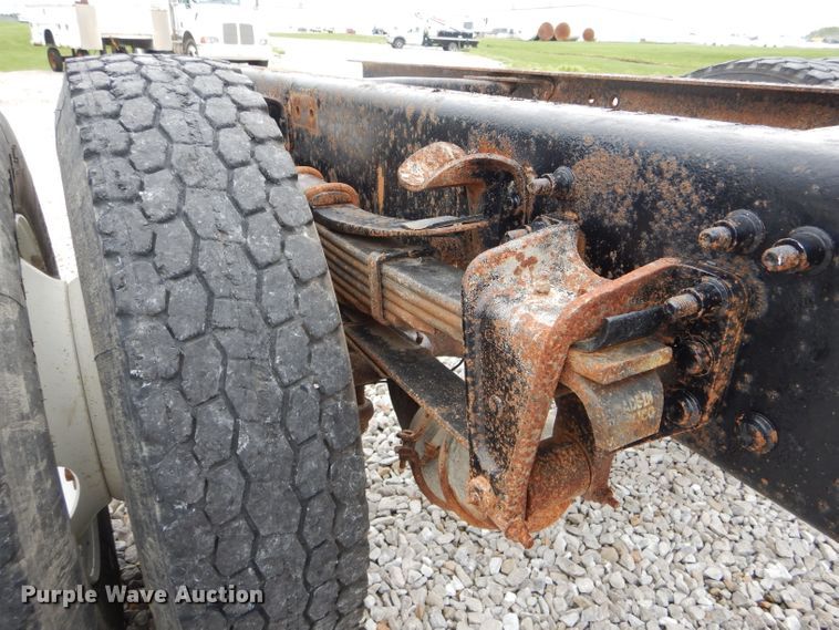 image for item GO9666 2003 Freightliner FL70  truck cab and chassis