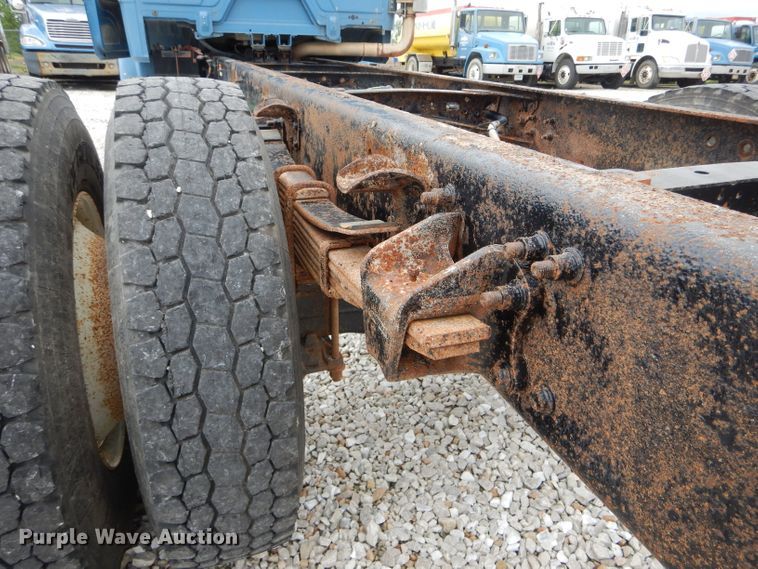 image for item GO9666 2003 Freightliner FL70  truck cab and chassis