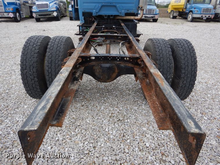 image for item GO9666 2003 Freightliner FL70  truck cab and chassis