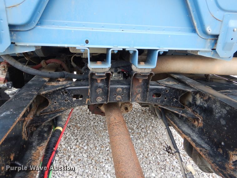 image for item GO9666 2003 Freightliner FL70  truck cab and chassis