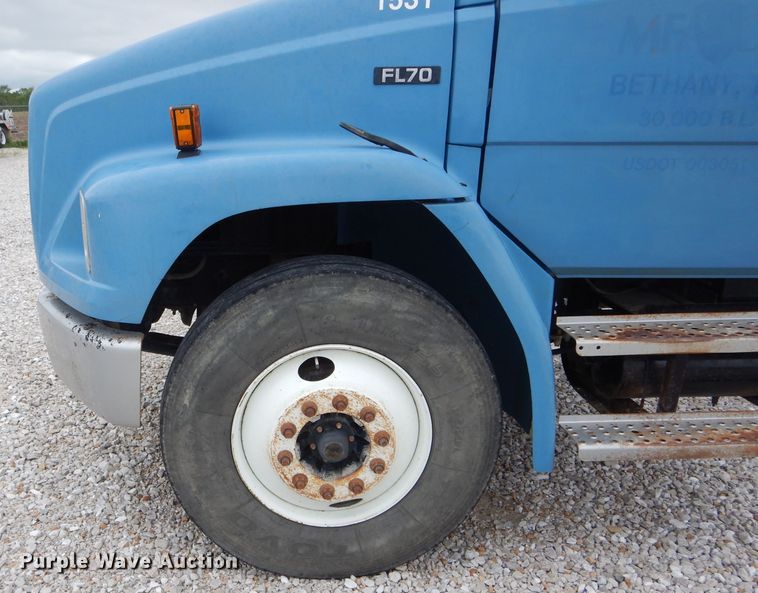 image for item GO9666 2003 Freightliner FL70  truck cab and chassis