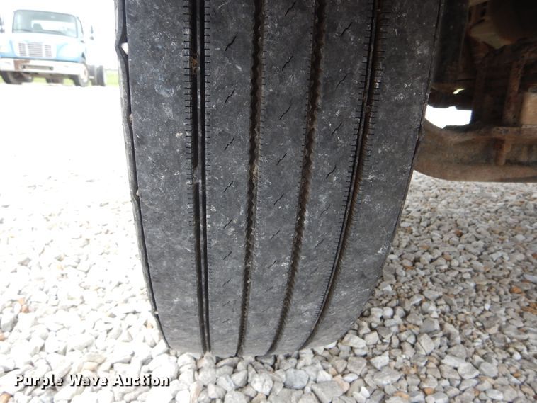 image for item GO9666 2003 Freightliner FL70  truck cab and chassis