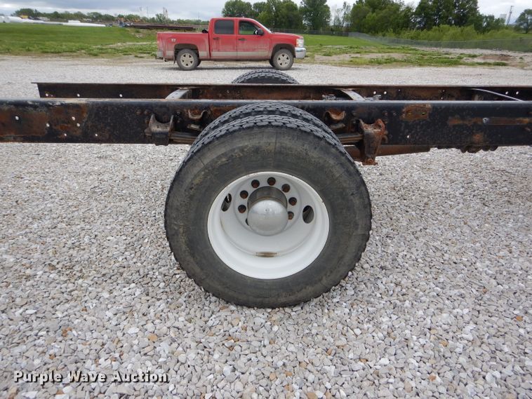 image for item GO9666 2003 Freightliner FL70  truck cab and chassis