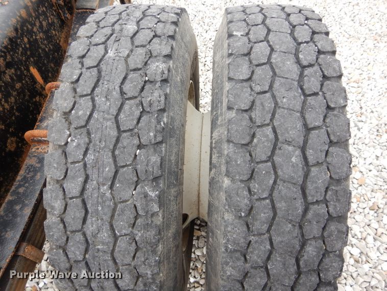 image for item GO9666 2003 Freightliner FL70  truck cab and chassis