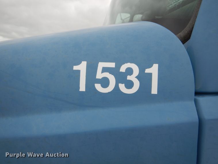 image for item GO9666 2003 Freightliner FL70  truck cab and chassis