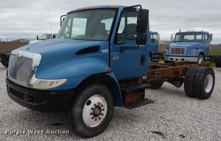 image for item GO9667 2002 International 4300  truck cab and chassis