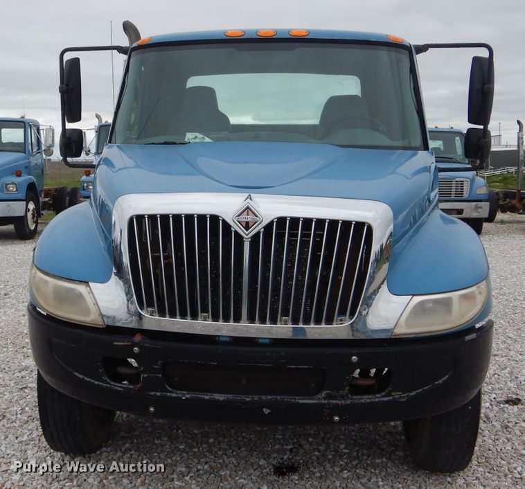 image for item GO9667 2002 International 4300  truck cab and chassis