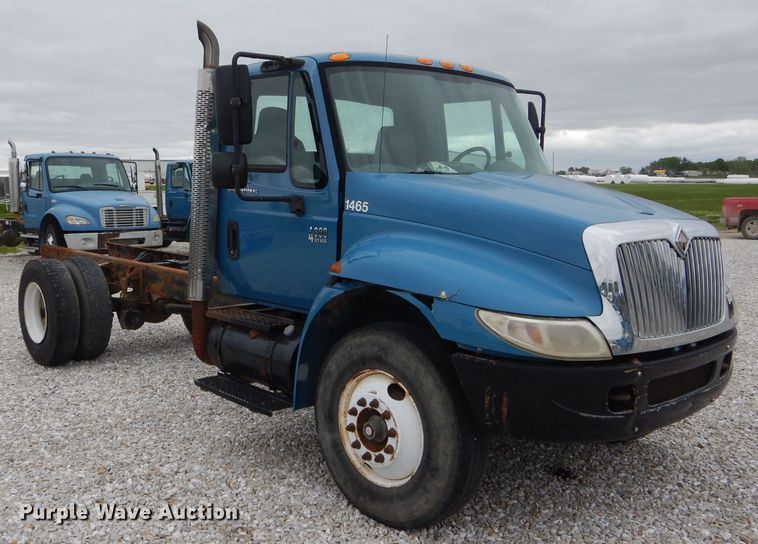 image for item GO9667 2002 International 4300  truck cab and chassis