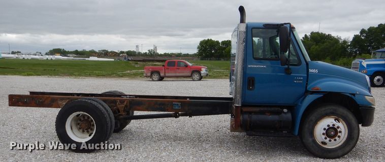 image for item GO9667 2002 International 4300  truck cab and chassis