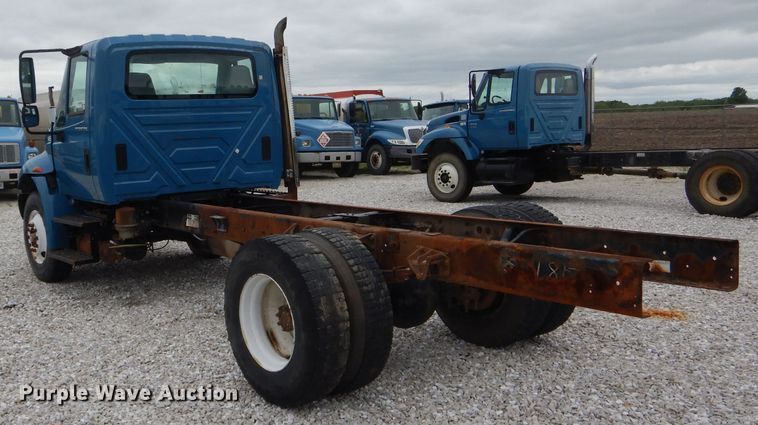 image for item GO9667 2002 International 4300  truck cab and chassis