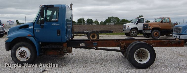 image for item GO9667 2002 International 4300  truck cab and chassis