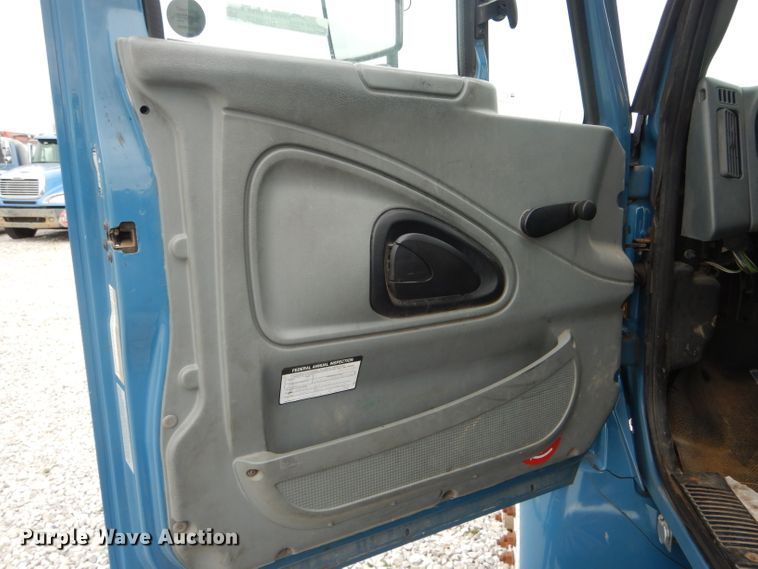 image for item GO9667 2002 International 4300  truck cab and chassis