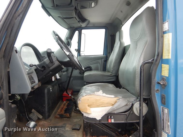 image for item GO9667 2002 International 4300  truck cab and chassis