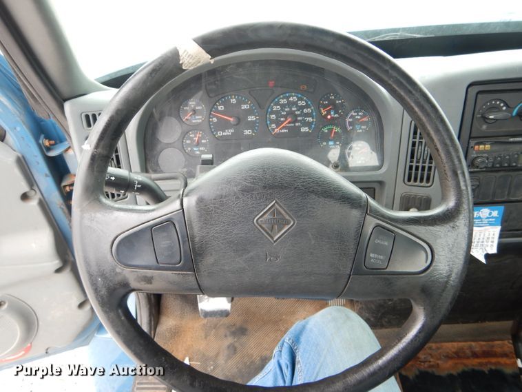 image for item GO9667 2002 International 4300  truck cab and chassis