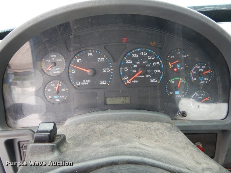 image for item GO9667 2002 International 4300  truck cab and chassis