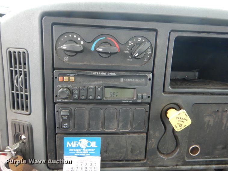 image for item GO9667 2002 International 4300  truck cab and chassis