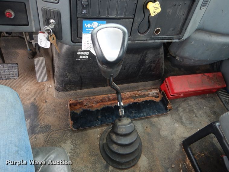 image for item GO9667 2002 International 4300  truck cab and chassis