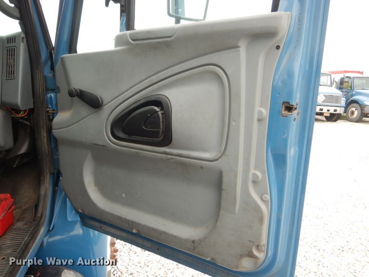 image for item GO9667 2002 International 4300  truck cab and chassis