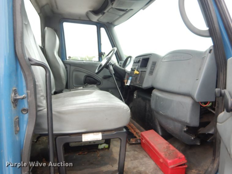 image for item GO9667 2002 International 4300  truck cab and chassis