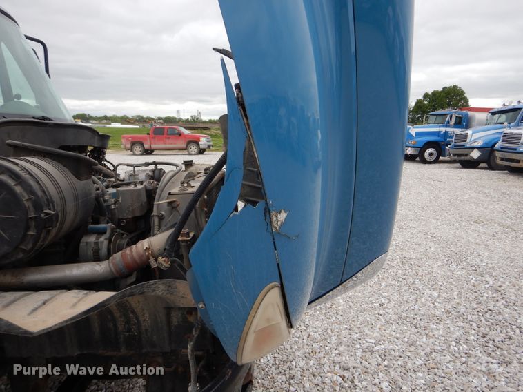 image for item GO9667 2002 International 4300  truck cab and chassis