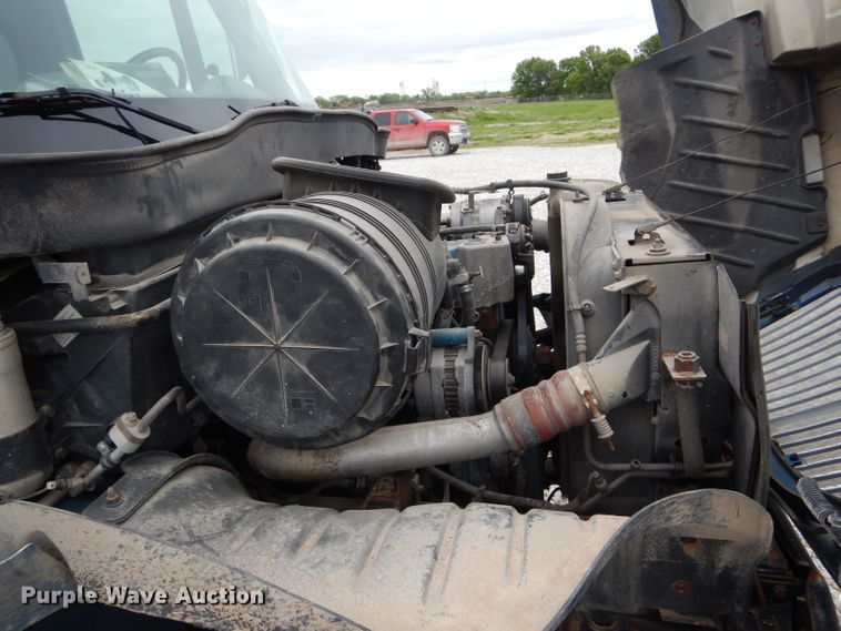 image for item GO9667 2002 International 4300  truck cab and chassis