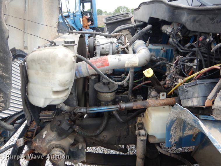 image for item GO9667 2002 International 4300  truck cab and chassis