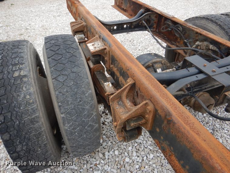 image for item GO9667 2002 International 4300  truck cab and chassis