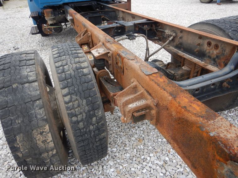 image for item GO9667 2002 International 4300  truck cab and chassis