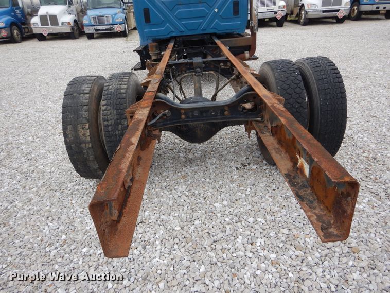 image for item GO9667 2002 International 4300  truck cab and chassis