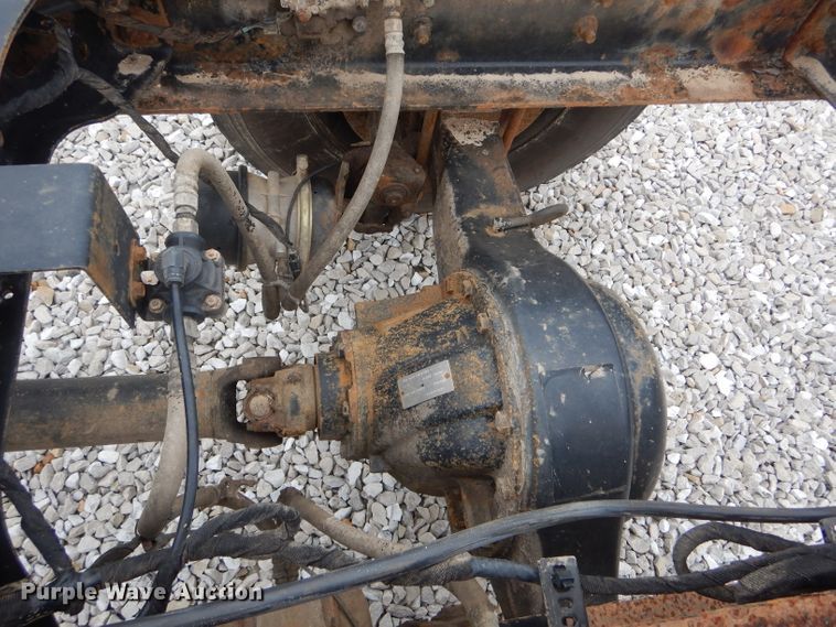 image for item GO9667 2002 International 4300  truck cab and chassis