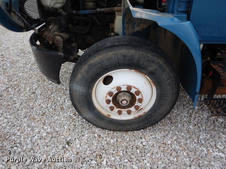 image for item GO9667 2002 International 4300  truck cab and chassis