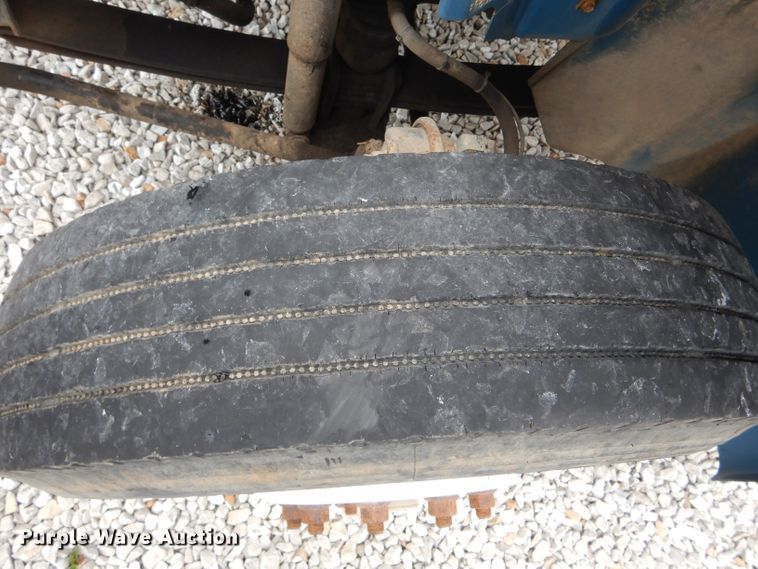 image for item GO9667 2002 International 4300  truck cab and chassis