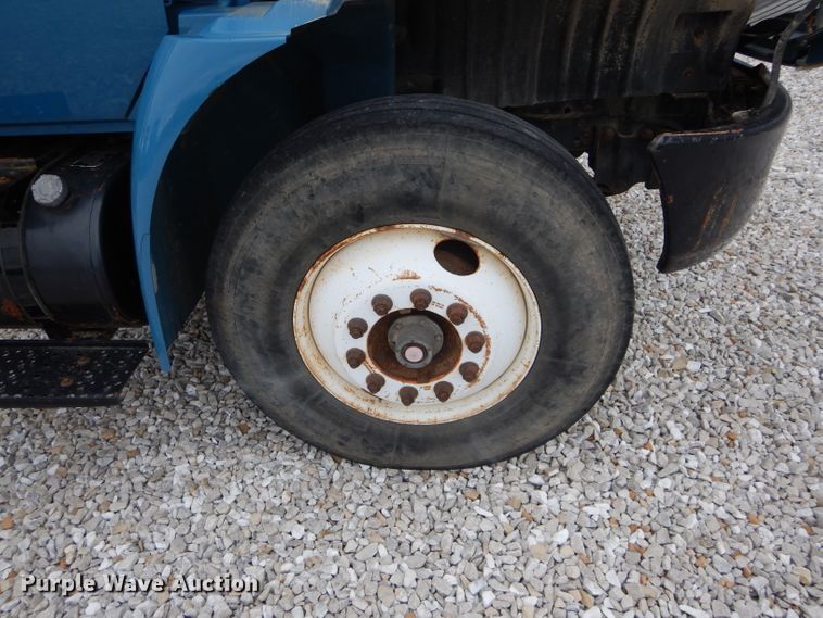 image for item GO9667 2002 International 4300  truck cab and chassis