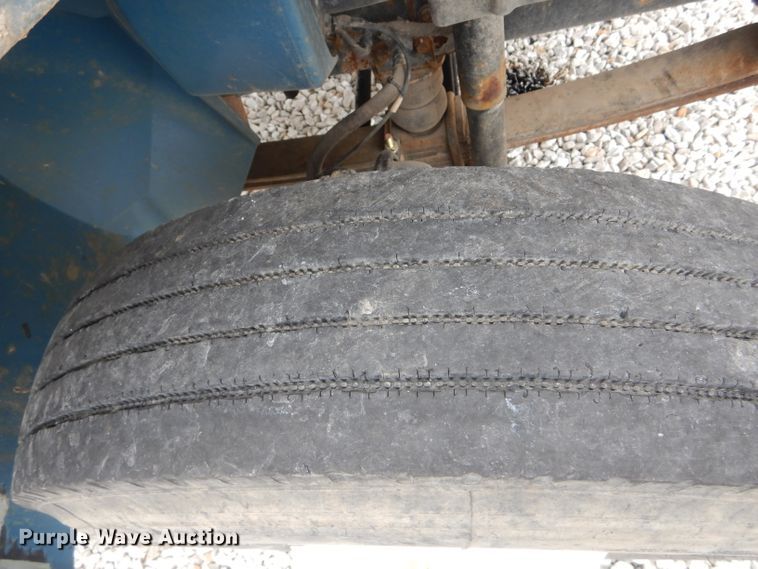 image for item GO9667 2002 International 4300  truck cab and chassis