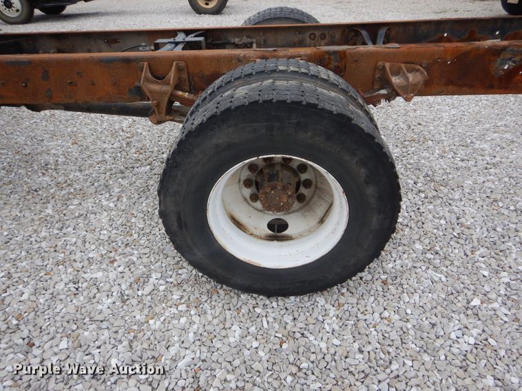 image for item GO9667 2002 International 4300  truck cab and chassis