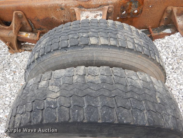 image for item GO9667 2002 International 4300  truck cab and chassis