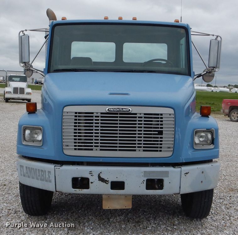 image for item GO9668 2003 Freightliner FL70  truck cab and chassis