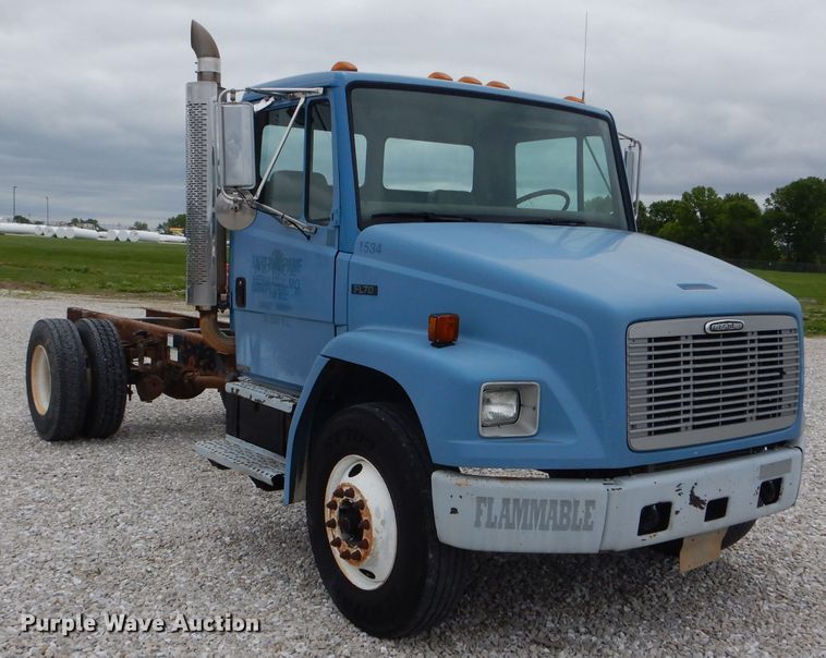 image for item GO9668 2003 Freightliner FL70  truck cab and chassis