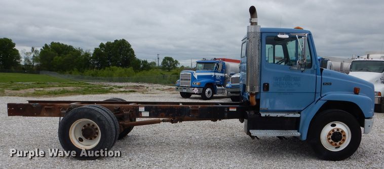 image for item GO9668 2003 Freightliner FL70  truck cab and chassis