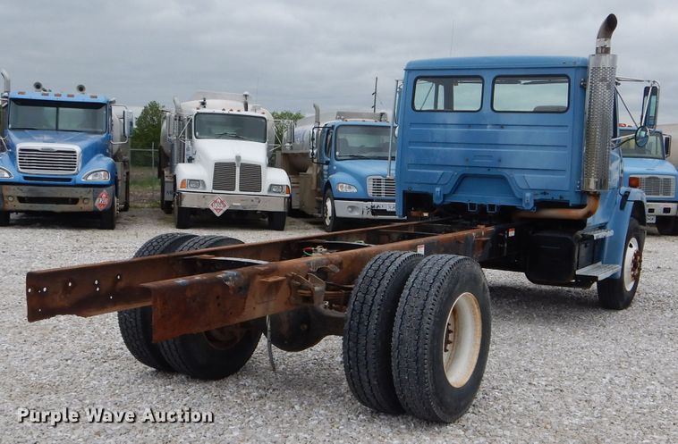 image for item GO9668 2003 Freightliner FL70  truck cab and chassis