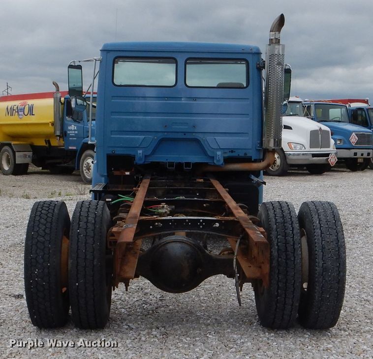 image for item GO9668 2003 Freightliner FL70  truck cab and chassis