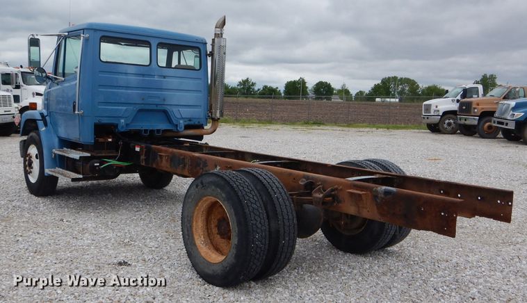 image for item GO9668 2003 Freightliner FL70  truck cab and chassis